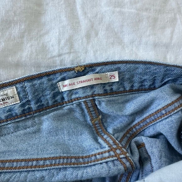 Levi’s Ribcage Straight Ankle Jeans, color Middle Road, Size 25 - Picture 7 of 8